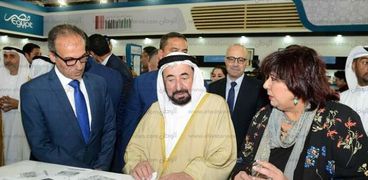 حاكم الشارقة خلال زيارته لمعرض الكتاب بحضور وزيرة الثقافة