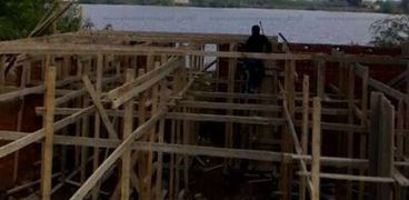 الوحدة المحلية بفارسكور تزيل مخالفات بناء حوائط على النيل