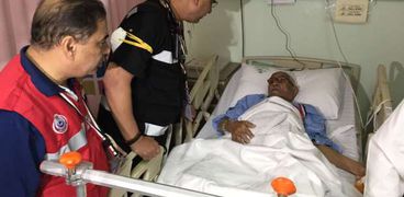 رئيس بعثة الحج الطبية يزور الحجاج المصريين بمستشفى «النور» بمكة