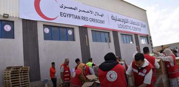 تجهيز مساعدات للأشقاء في فلسطين من الهلال الأحمر المصري