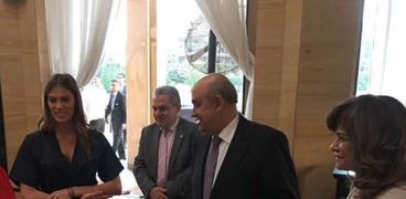 وزير السياحة خلال استقباله ملكة جمال الكون