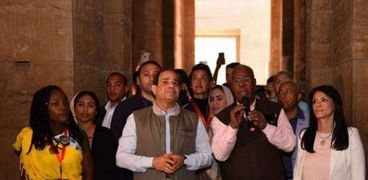 الرئيس السيسي والمرشد السياحي محمود النوبي أثناء الجولة بمعبد فيلة