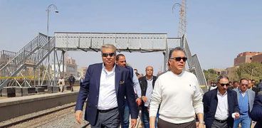 الدكتور هشام عرفات وزير النقل أثناء تفقده أمس محطة سمالوط بالمنيا