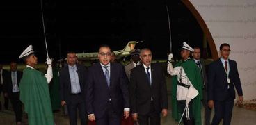 بالصور| رئيس الوزراء الموريتاني يستقبل مدبولي في مطار نواكشوط