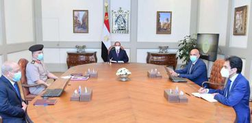 الرئيس خلال اجتماعه اليوم مع رئيس الوزراء ووزير الاسكان