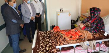 محافظ المنوفية يقدم كحك العيد هدية لمصابي كورونا والأطقم الطبية