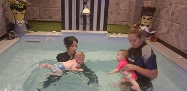 تعليم حديثي الولادة للسباحة
