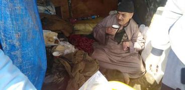 محمد صالح مسن يعيش في الشارع