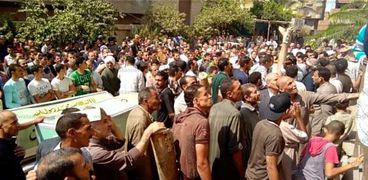بالفيديو| ارتفاع عدد مصابي حادث انقلاب جرار زراعي في ديرب نجم لـ9 حالات