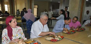 رئيس جامعة حلوان يتناول الغذاء مع الطلاب