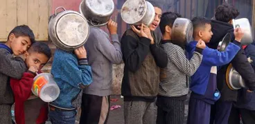 طابور أطفال غزة بحثا على طعام