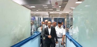 وزير الطيران يزور مطار شرم الشيخ