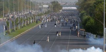 بالصور| اشتباكات بين القوات الباكستانية وأنصار ممتاز قادري