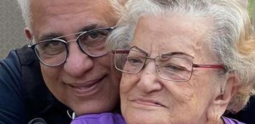 المفكر السياسي حسام بدراوي ووالدته