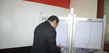 نائب محافظ بني سويف يدلي بصوته في الانتخابات الرئاسية