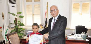 الدكتور رضا حجازي، نائب وزير التعليم، يُكرم الطالب ياسين