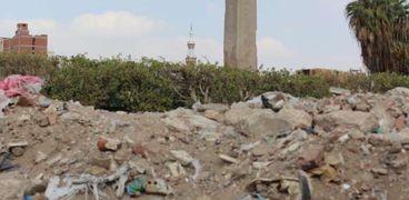 مسلة «سنوسرت» الشهيرة محاطة بكوم من القمامة