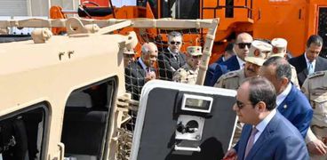 الرئيس عبدالفتاح السيسي خلال مشاهدته المدرعة "سينا 200" اليوم