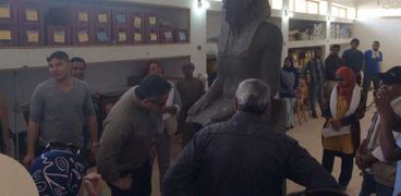 وزير الاثار يفحص احد التماثيل