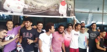 مواطنون يحتفلون بأبطال مصر في مطار القاهرة