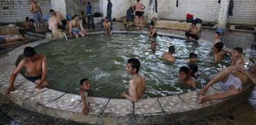 بالصور| حمامات الكبريت جنوب الموصل تجمع الجنود والنازحين