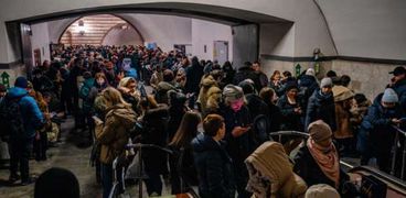 مدنيين أوكرانيين داخل مترو كييف