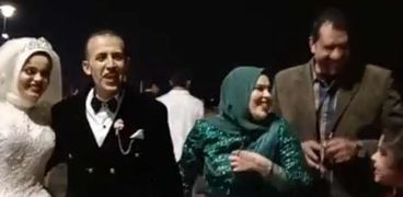 «محمد وشيماء» يحتفلان بزفافهما على كورنيش بني سويف تحت الأمطار.. فيديو