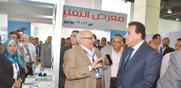 وزير التعليم العالي ورئيس جامعة عين شمس " أرشيفية"