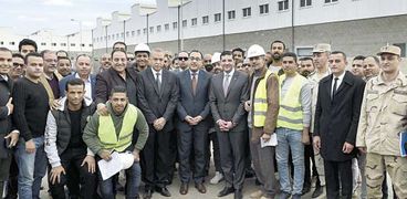 رئيس الوزراء يتوسط العاملين فى المنطقة الاستثمارية بمدينة بنها 