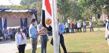 طلاب جامعة أسيوط يبدءون عام دراسي جديد بمراسم تحية العلم وسط إجراءات إحترازية مشددة