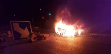 غلق الطريق الرئيسي وإضرام النار في سبيطلة التونسية..وقوات الأمن ترد