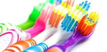 دراسة تحذر من خطورة فرشاة الأسنان في نقل فيروس كورونا وكيفية تعقيمها