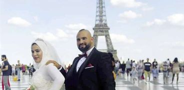 "محمد" وعروسه أمام برج إيفل