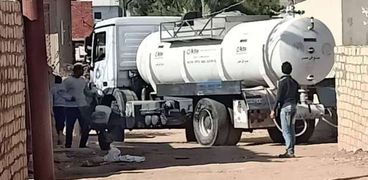 سيارة توزيع المياه في عزبة أبو عياد بالإسماعيلية