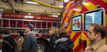 بالصور| الأمريكيون يصوتون داخل محطة إطفاء في فيرجينيا