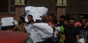 طلاب المدن الجامعية في الإسكندرية يحتجون على قرار الزيادة لـ 350 جنيه شهرياً ويرفعون لافتات "إرحمونا"