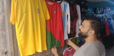 قمصان منتخبات كأس العالم في أسواق الإسكندرية