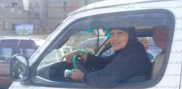 أم مصطفى سيدة تقود عربة نقل ركاب