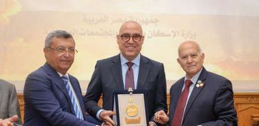 جمعية المهندسين المصرية تمنح العضوية الفخرية لوزير الإسكان