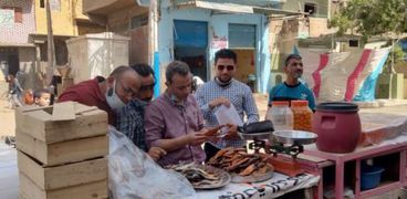 تحرير 34 محضرا ضد منشآت غذائية بـ3 مراكز في بني سويف