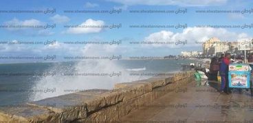 بالصور : خروج موج البحر الشوارع الإسكندرية