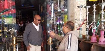 جانب من حملة مجلس مدينة مرسى مطروح على المقاهى بمطروح لمنع الشيشة