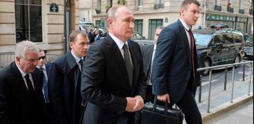 بوتين وإلى جانبه مرافق يحمل الحقيبة النووية.. صورة أرشيفية