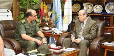محافظ كفر الشيخ يلتقى مدير المستشفى العسكرى