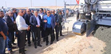 وزير النقل يتفقد أعمال تطوير طريق «القاهرة - أسيوط» الصحراوي