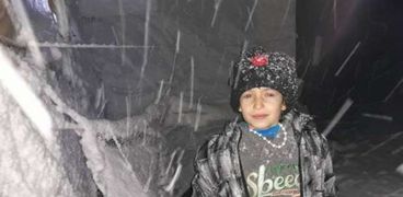 طفل من اللاجئين في عاصفة نورما