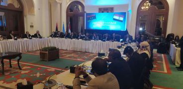 أعضاء لجنة المسار الدستورى الليبى خلال اجتماعهم فى القاهرة برعاية الأمم المتحدة