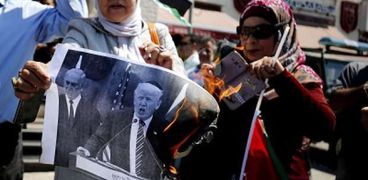 فلسطينيون يحرقون صوراً لـ«ترامب ونتنياهو» بعد قرار قطع الدعم عن «الأونروا»