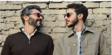 الفنان خالد النبوي مع نجله نور في كواليس مسلسل «إمبراطورية ميم»