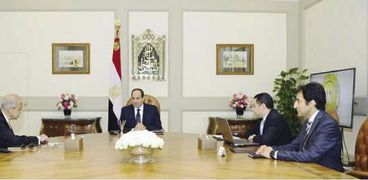 الرئيس خلال اجتماعه مع رئيس الوزراء ووزير قطاع الأعمال